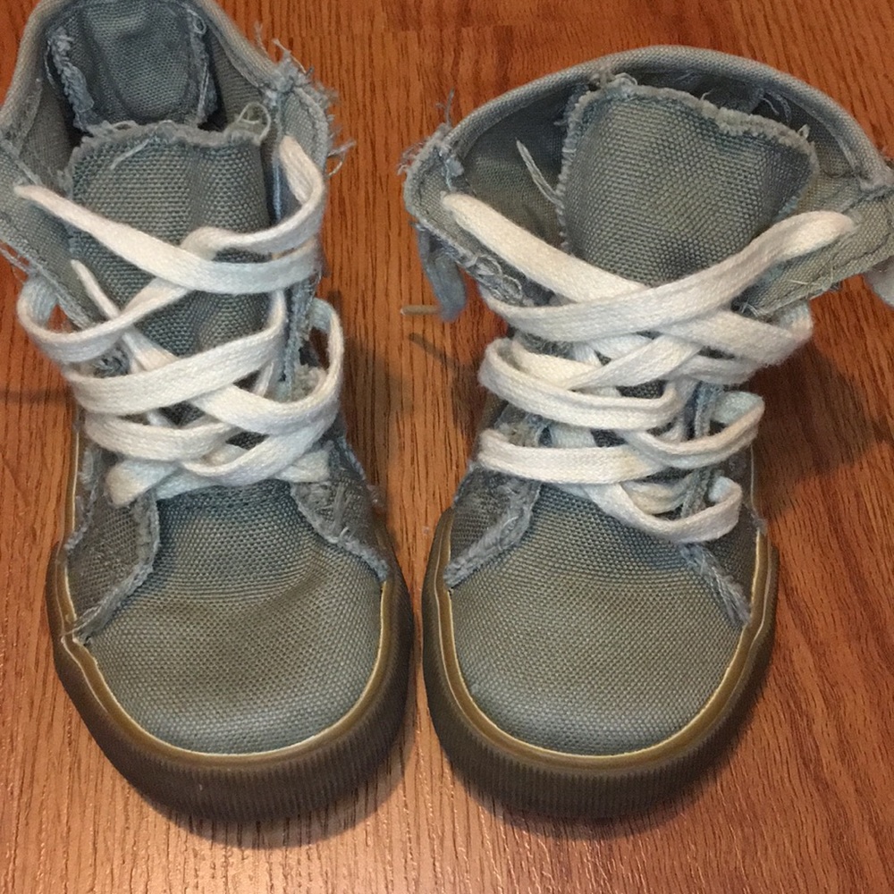 Weebok toddler shoes khaki green color.